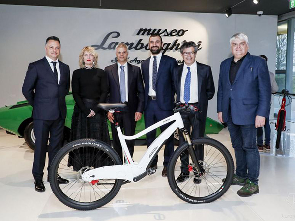 لامبورجيني تكشف عن أول درجاتها الكهربية المذهلة